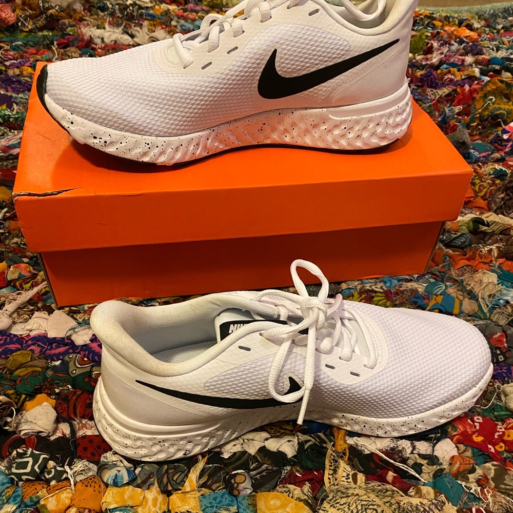 never been worn womens nike revolution 5 size 9